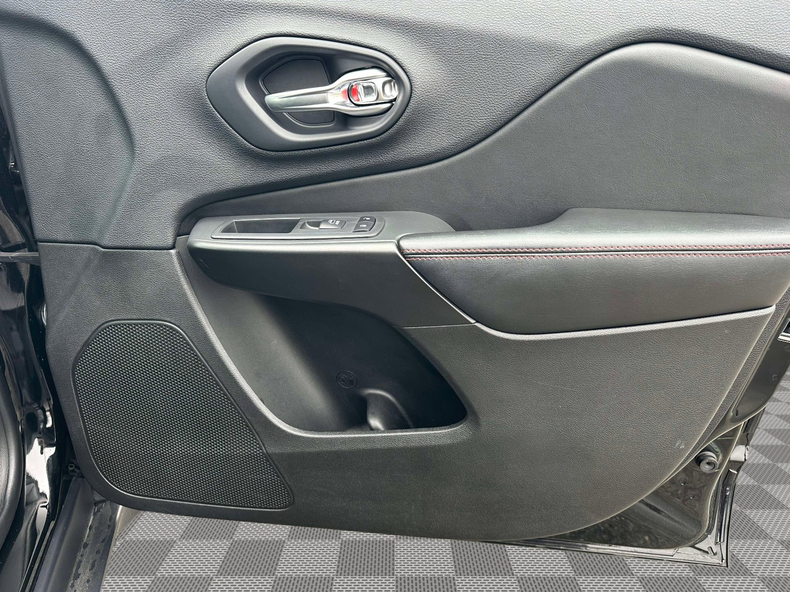 Used 2019 Jeep Cherokee Trailhawk w/ Comfort/Convenience Group image 21