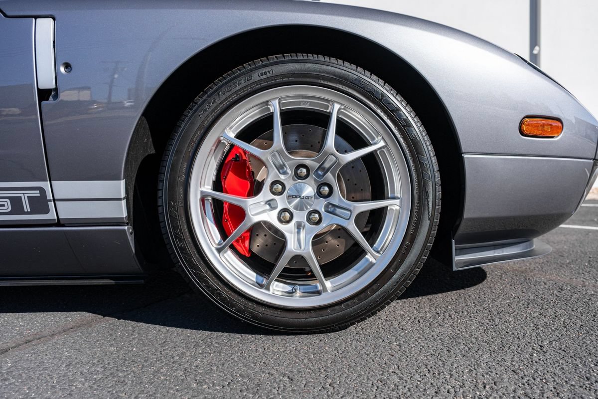 Used 2006 Ford GT RWD image 12