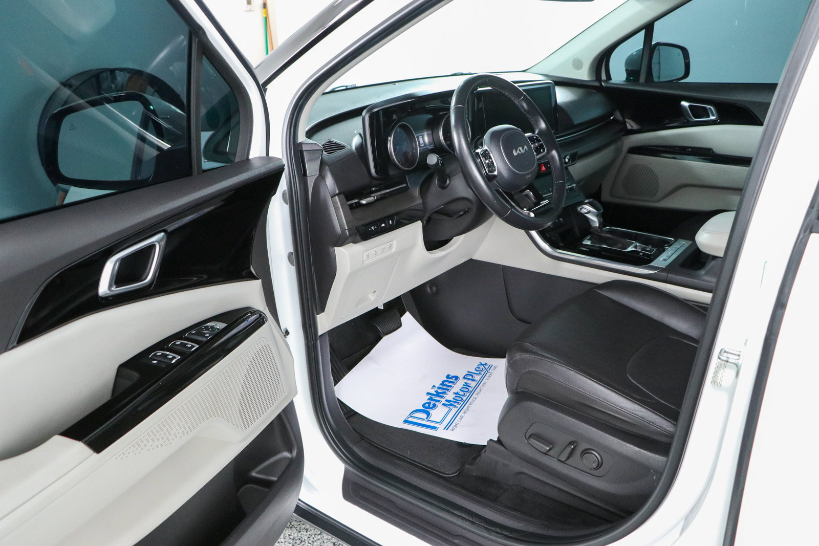 Used 2022 Kia Carnival EX FWD image 3