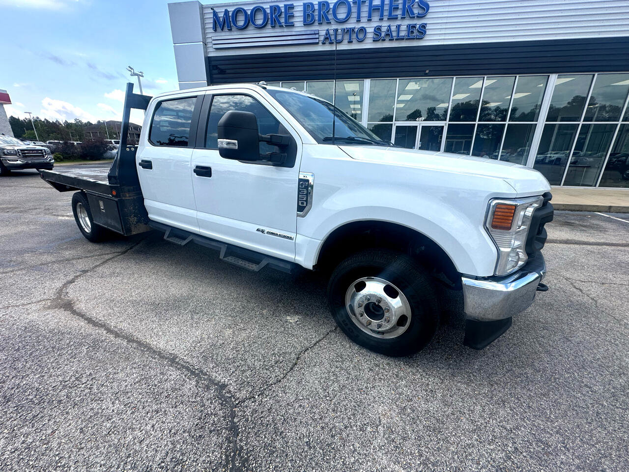 Used 2022 Ford F350 XL w/ Power Equipment Group image 2
