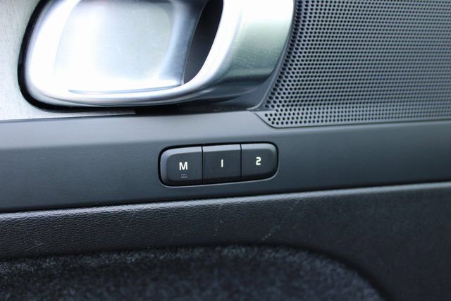 Used 2025 Volvo XC40 B5 Core image 12