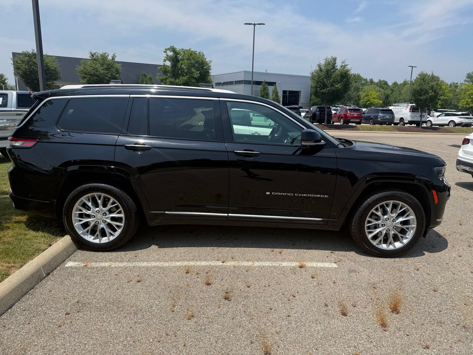 Used 2021 Jeep Grand Cherokee L Summit w/ Advanced Protech Group IV AWD/4WD image 4