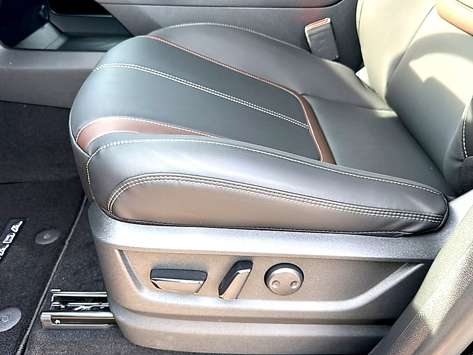 New 2026 Nissan Armada SL w/ Captain's Chari Seat Package image 12