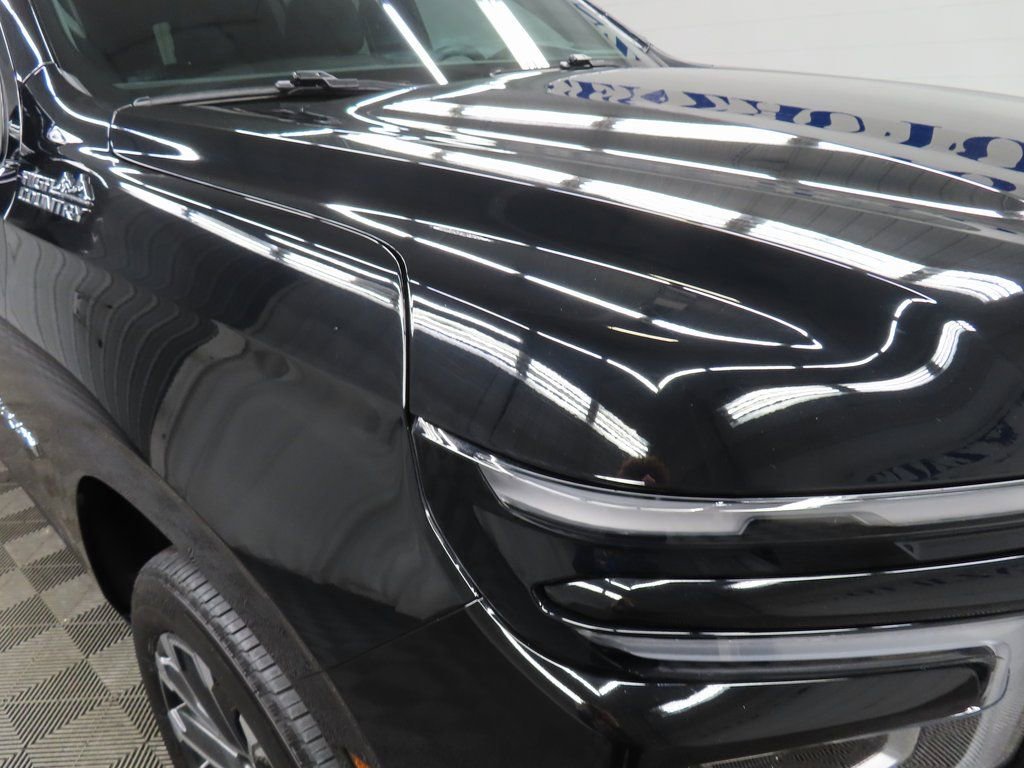 Used 2025 Chevrolet Suburban High Country AWD/4WD image 30