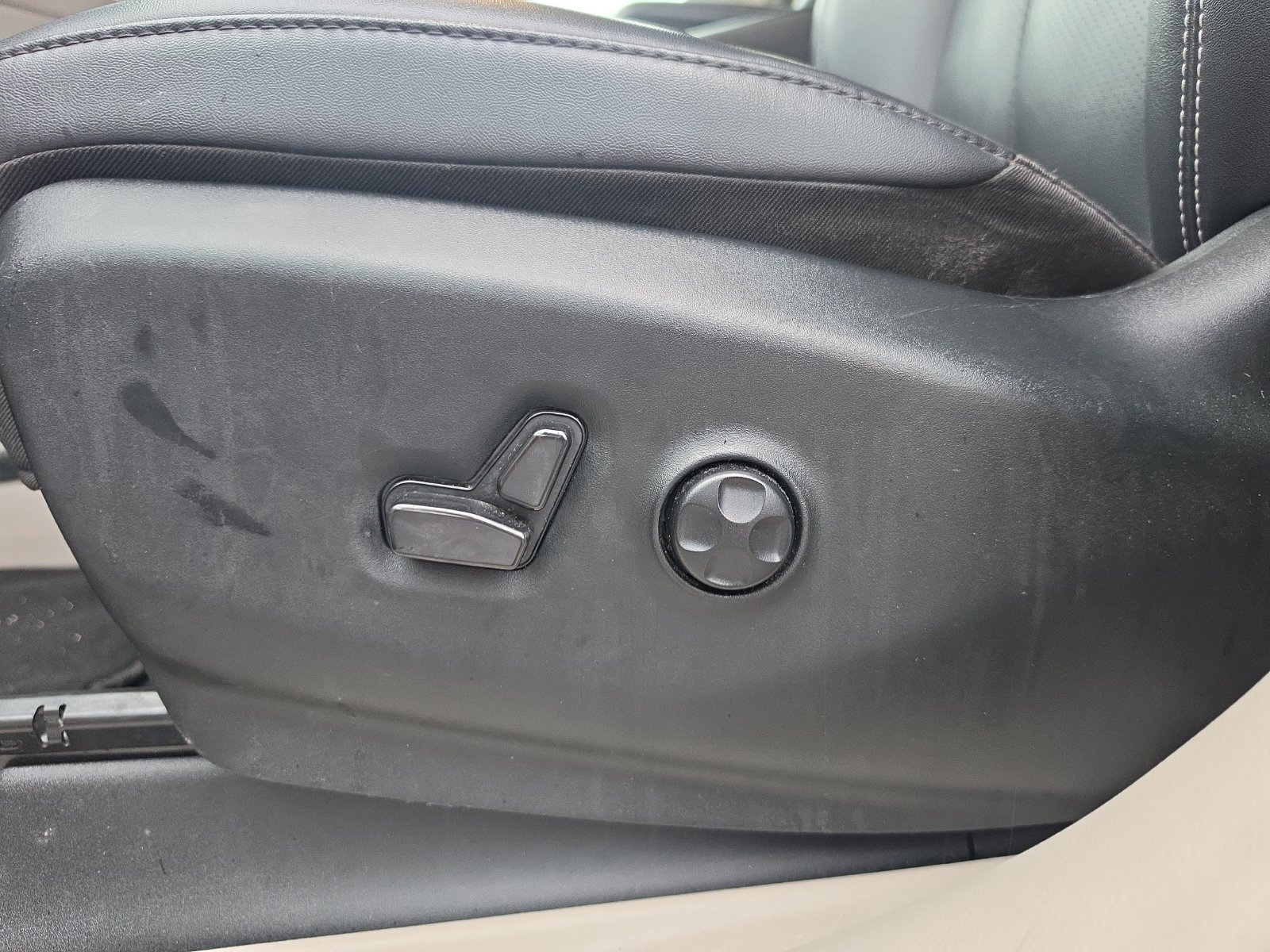 Used 2024 Chrysler Pacifica Touring-L FWD image 15