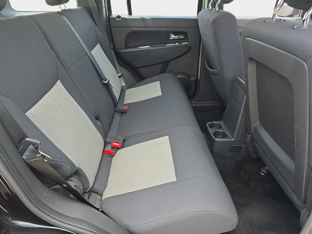 Used 2010 Jeep Liberty Sport RWD image 13