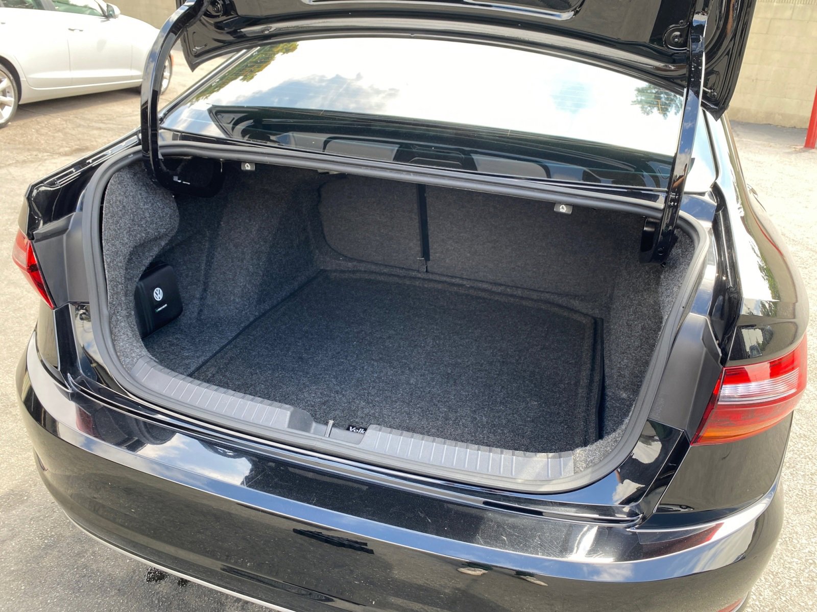 Used 2019 Volkswagen Jetta SE w/ Cold Weather Package image 27