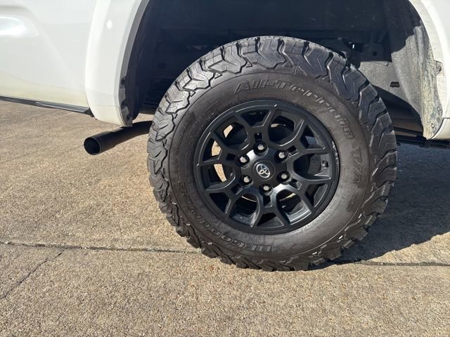 Used 2022 Toyota Tacoma SR5 w/ Technology Package image 30