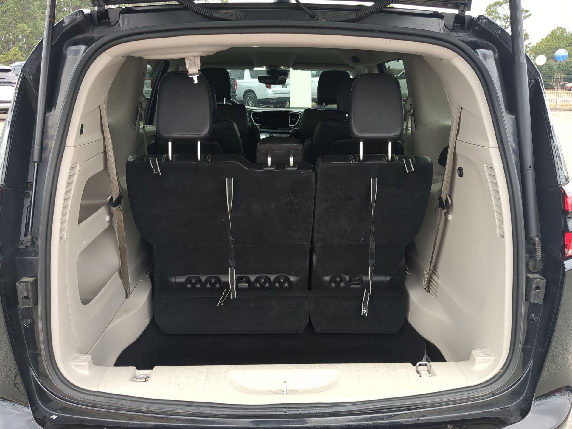 Used 2023 Chrysler Pacifica Touring-L image 23