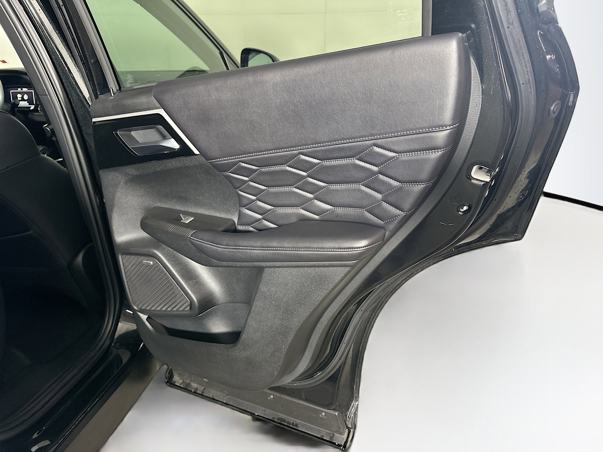 Used 2025 Mitsubishi Outlander SEL image 32