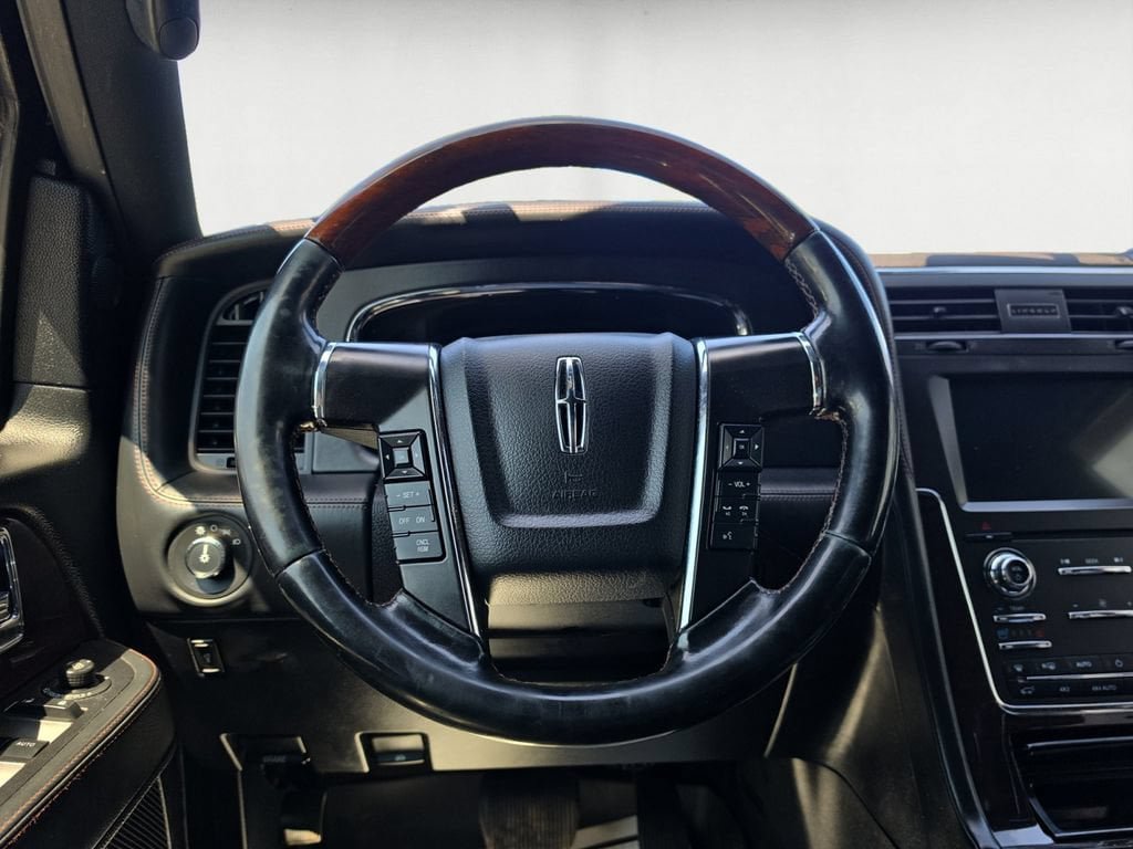 Used 2017 Lincoln Navigator Reserve AWD/4WD image 13