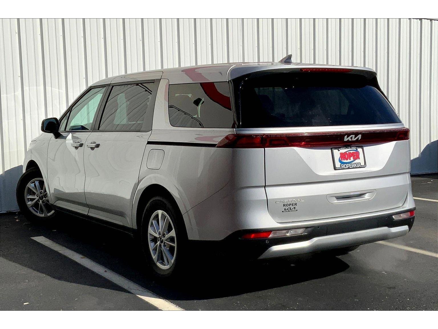 Used 2023 Kia Carnival LX image 10