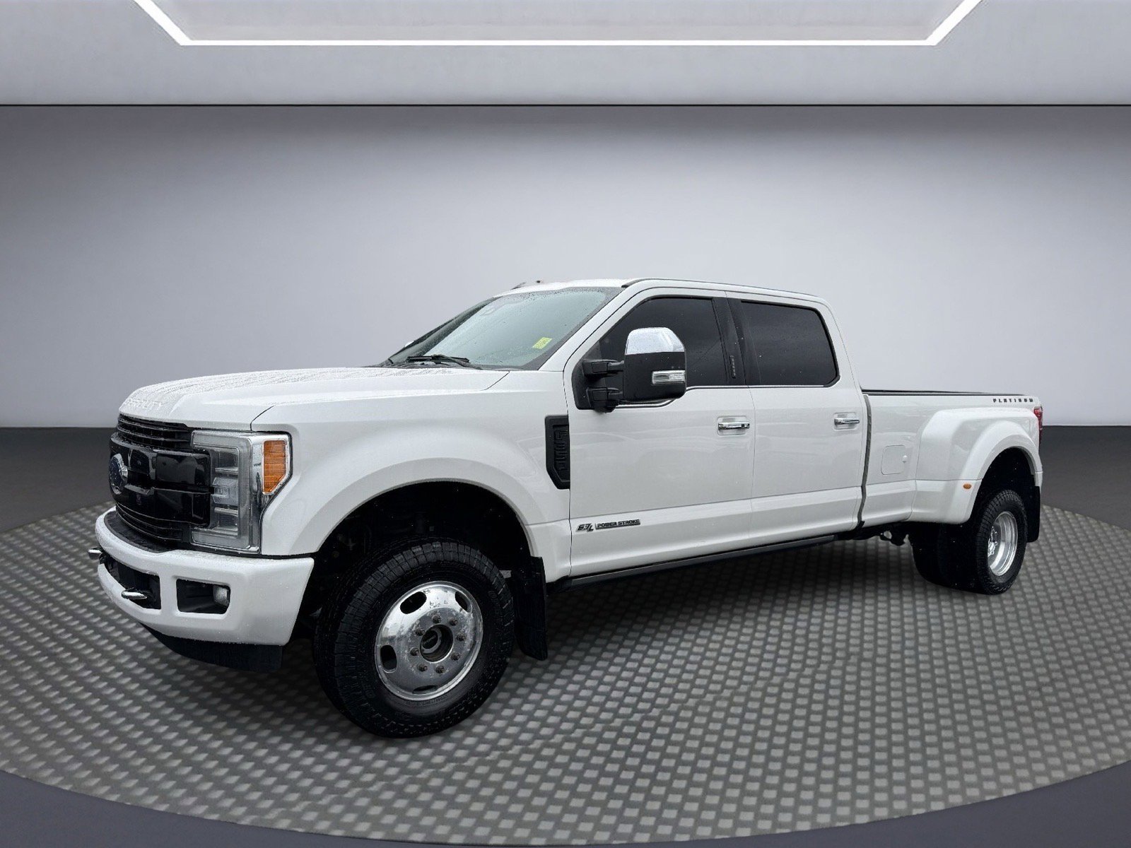 Used 2019 Ford F350 Platinum w/ Platinum Ultimate Package image 2