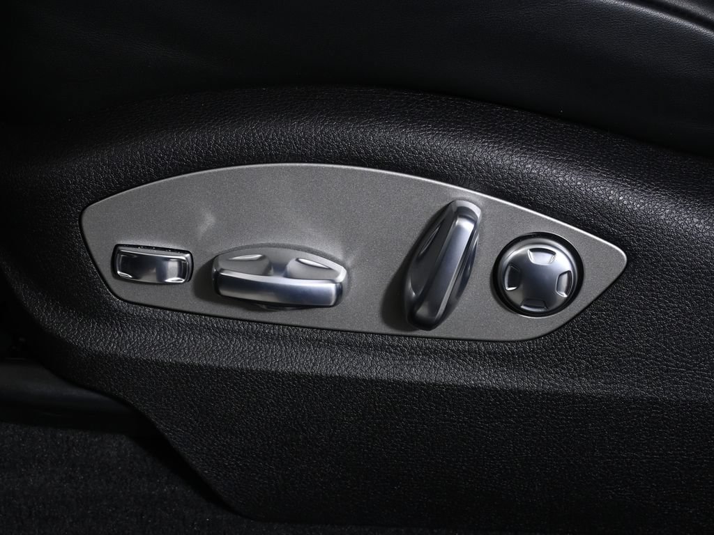 Used 2025 Porsche Macan Turbo AWD/4WD image 31