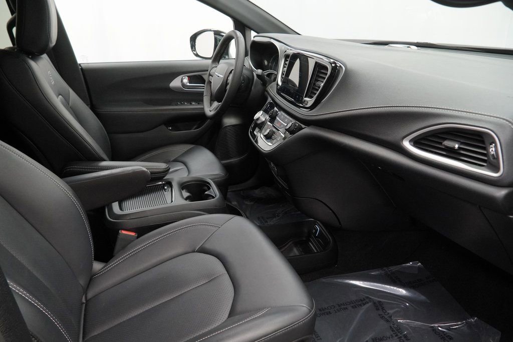 Certified 2024 Chrysler Pacifica Limited image 44