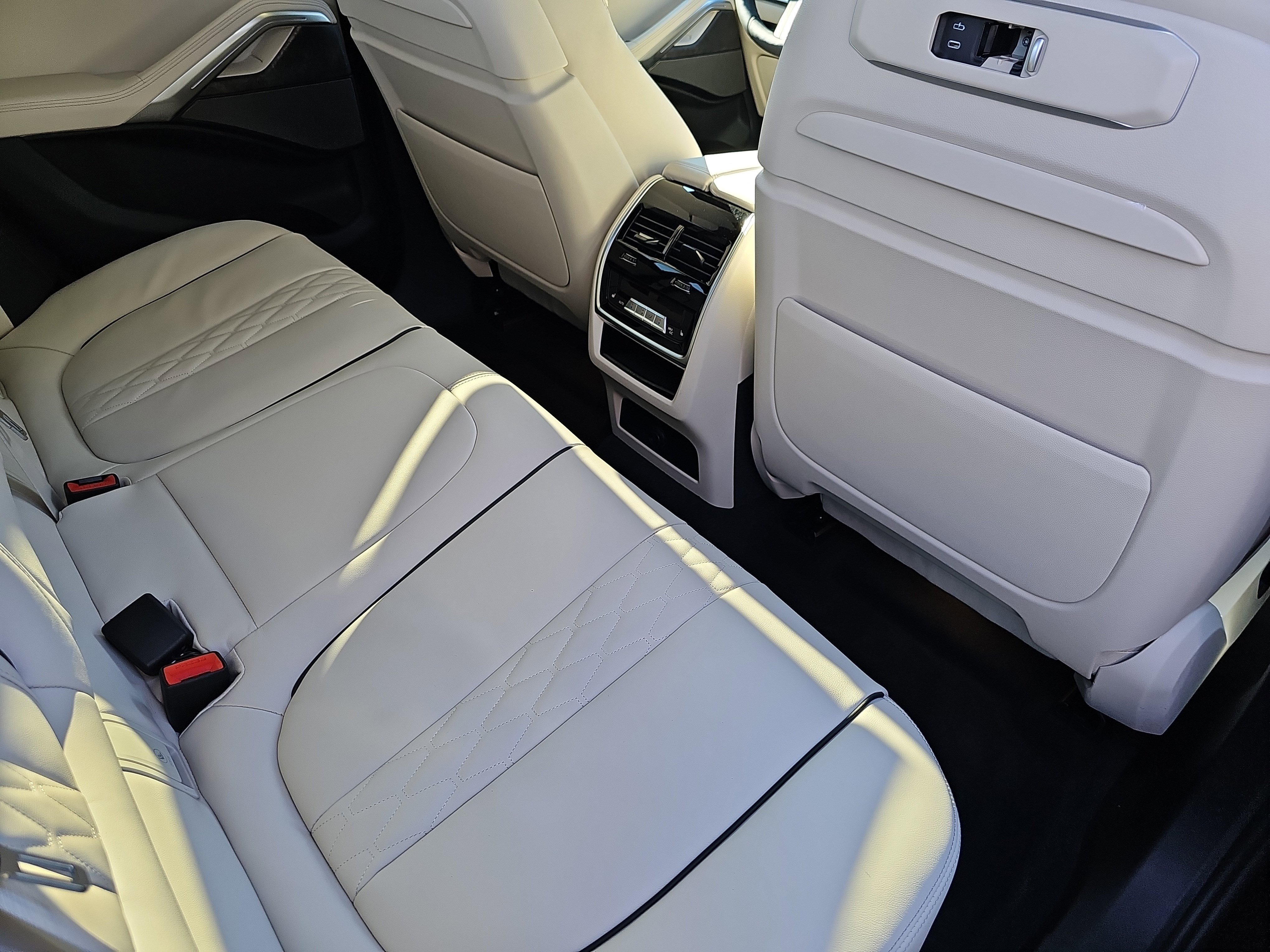 New 2026 BMW X6 xDrive40i w/ Climate Comfort Package AWD/4WD image 11
