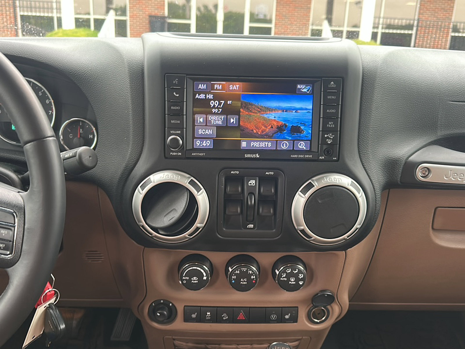 Used 2018 Jeep Wrangler Unlimited Sahara w/ Connectivity Group AWD/4WD image 13