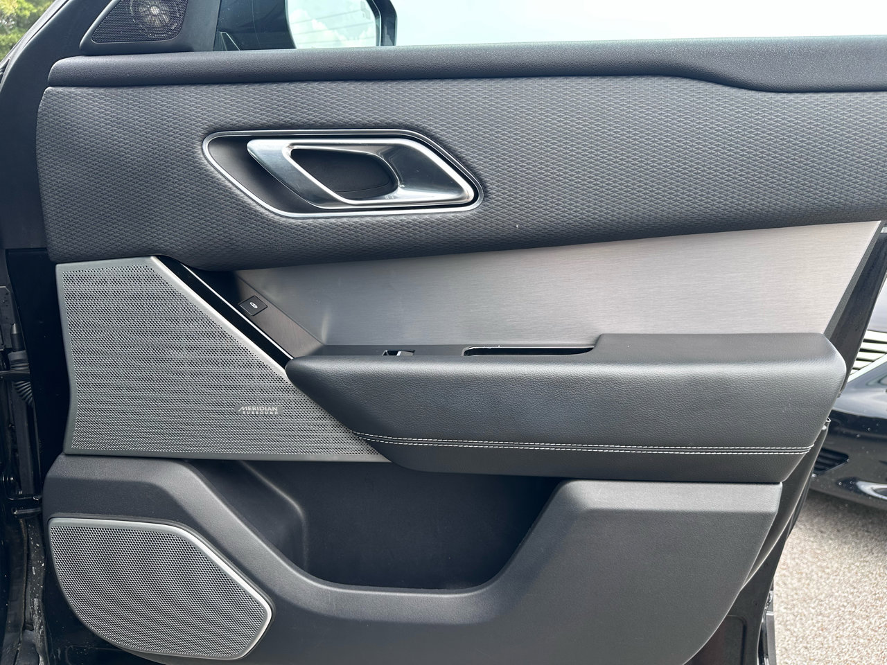 Used 2018 Land Rover Range Rover Velar R-Dynamic SE image 40