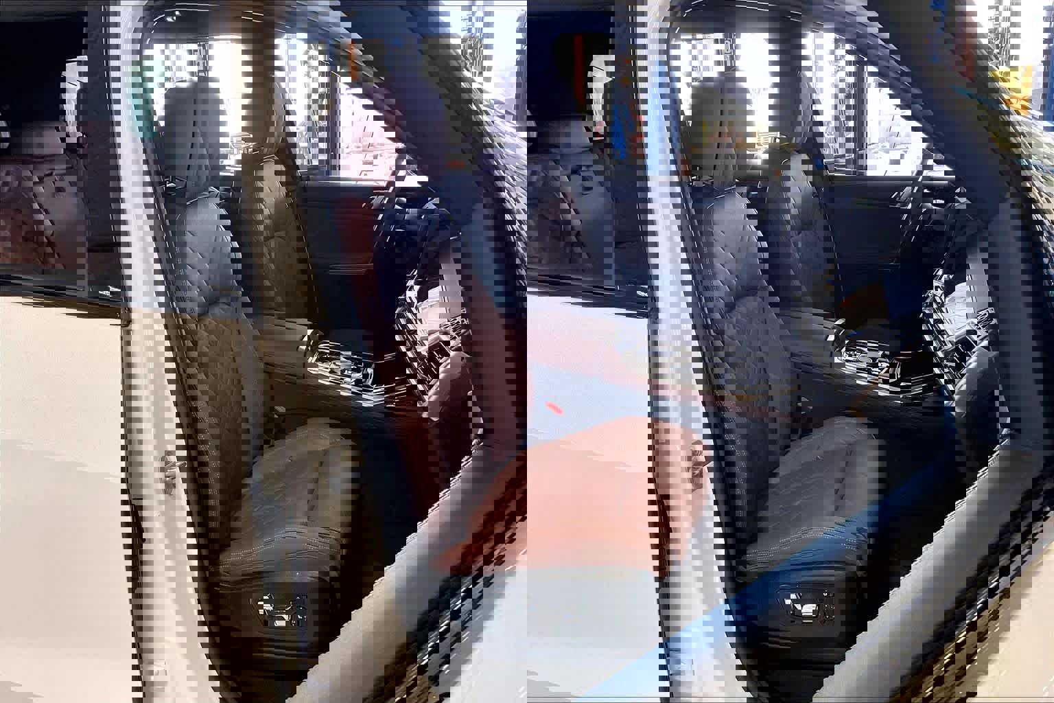 Used 2025 BMW X7 xDrive40i w/ M Sport Package image 8