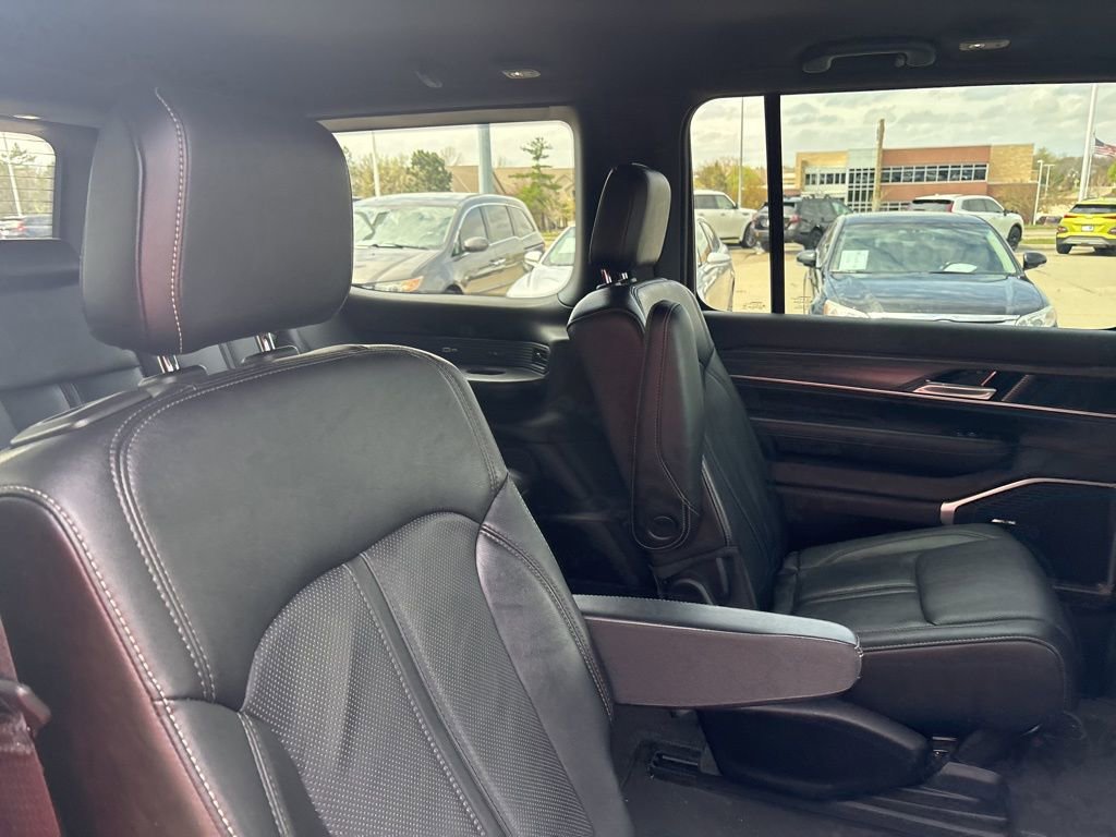 Used 2023 Jeep Wagoneer Series III w/ Preferred Equipment Group AWD/4WD image 34