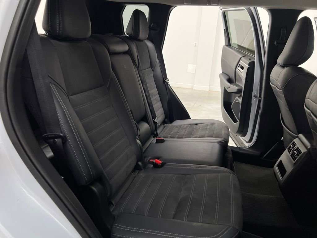 Used 2025 Mitsubishi Outlander SE image 17