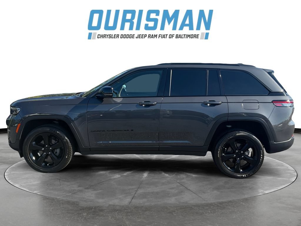 Used 2025 Jeep Grand Cherokee Altitude w/ Trailer Tow Package AWD/4WD image 3