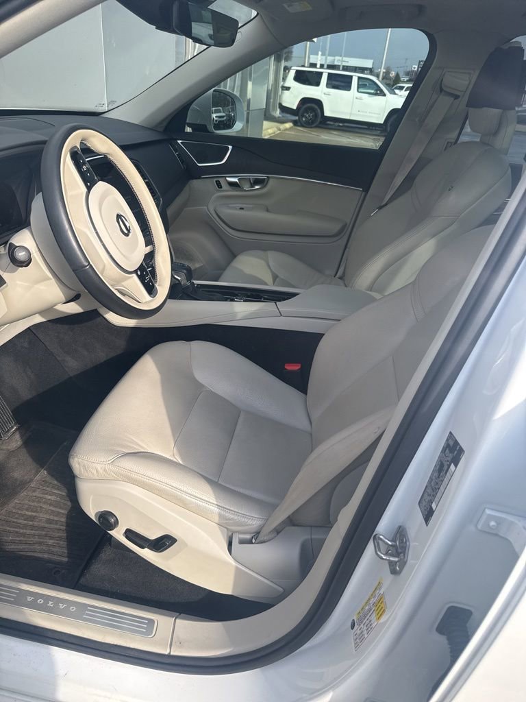 Used 2020 Volvo XC90 T6 Momentum image 3