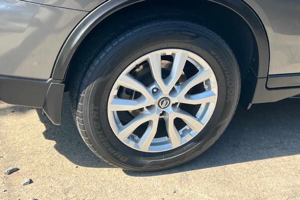Used 2018 Nissan Rogue SV w/ Sun & Sound Touring Package FWD image 5