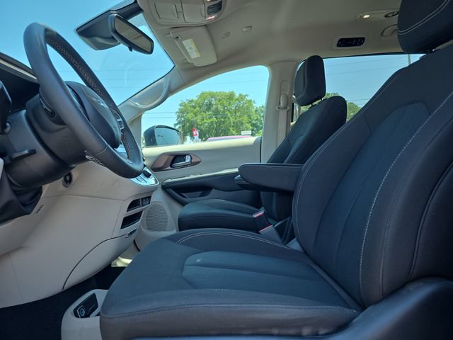 Used 2023 Chrysler Voyager LX FWD image 10