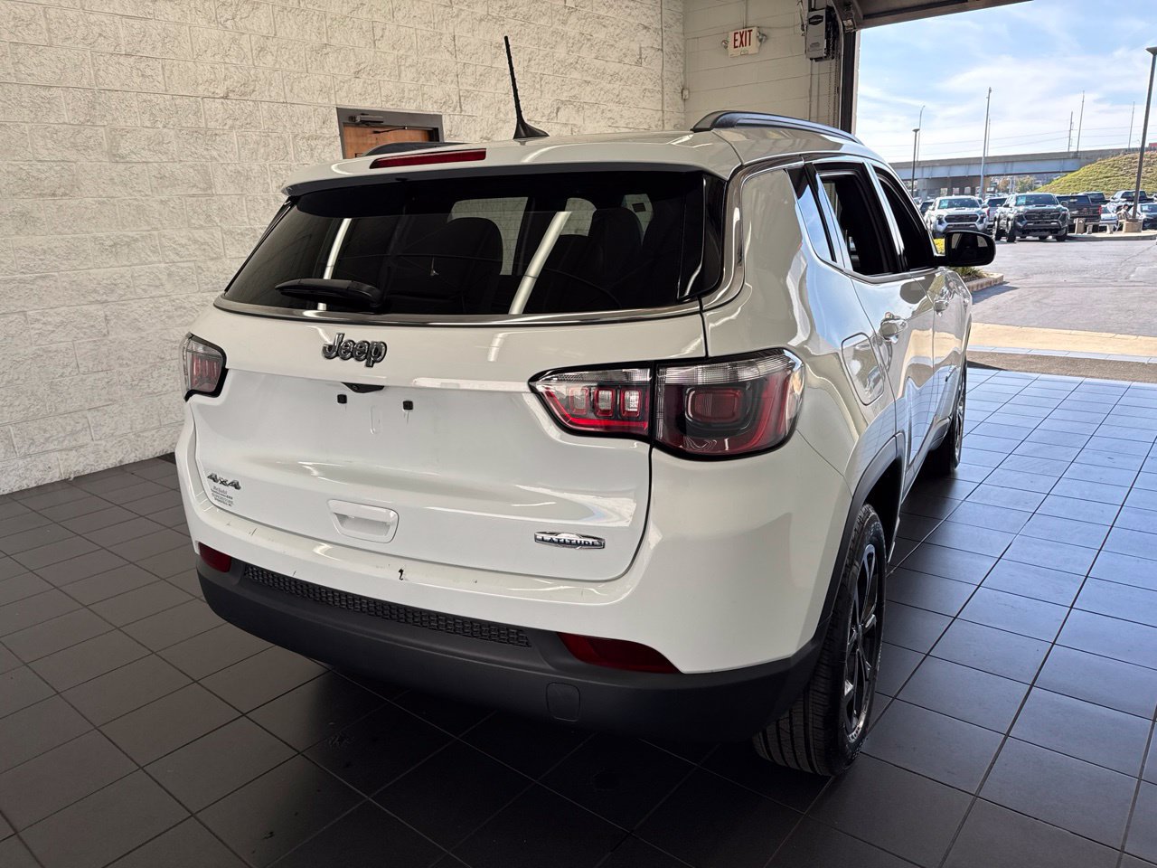 Used 2025 Jeep Compass Latitude AWD/4WD image 7