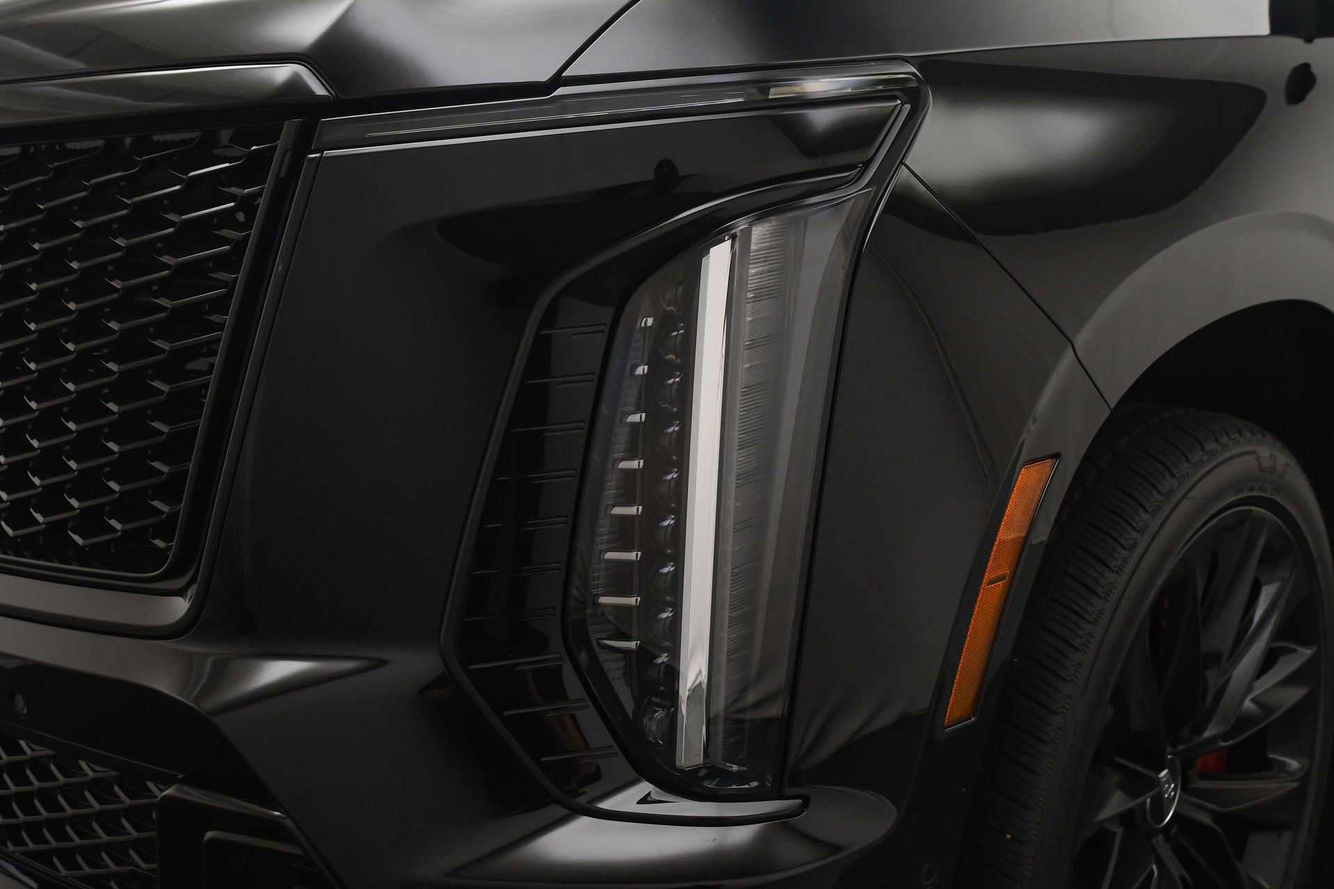 Used 2025 Cadillac Escalade V w/ LPO, ONYX Package image 34