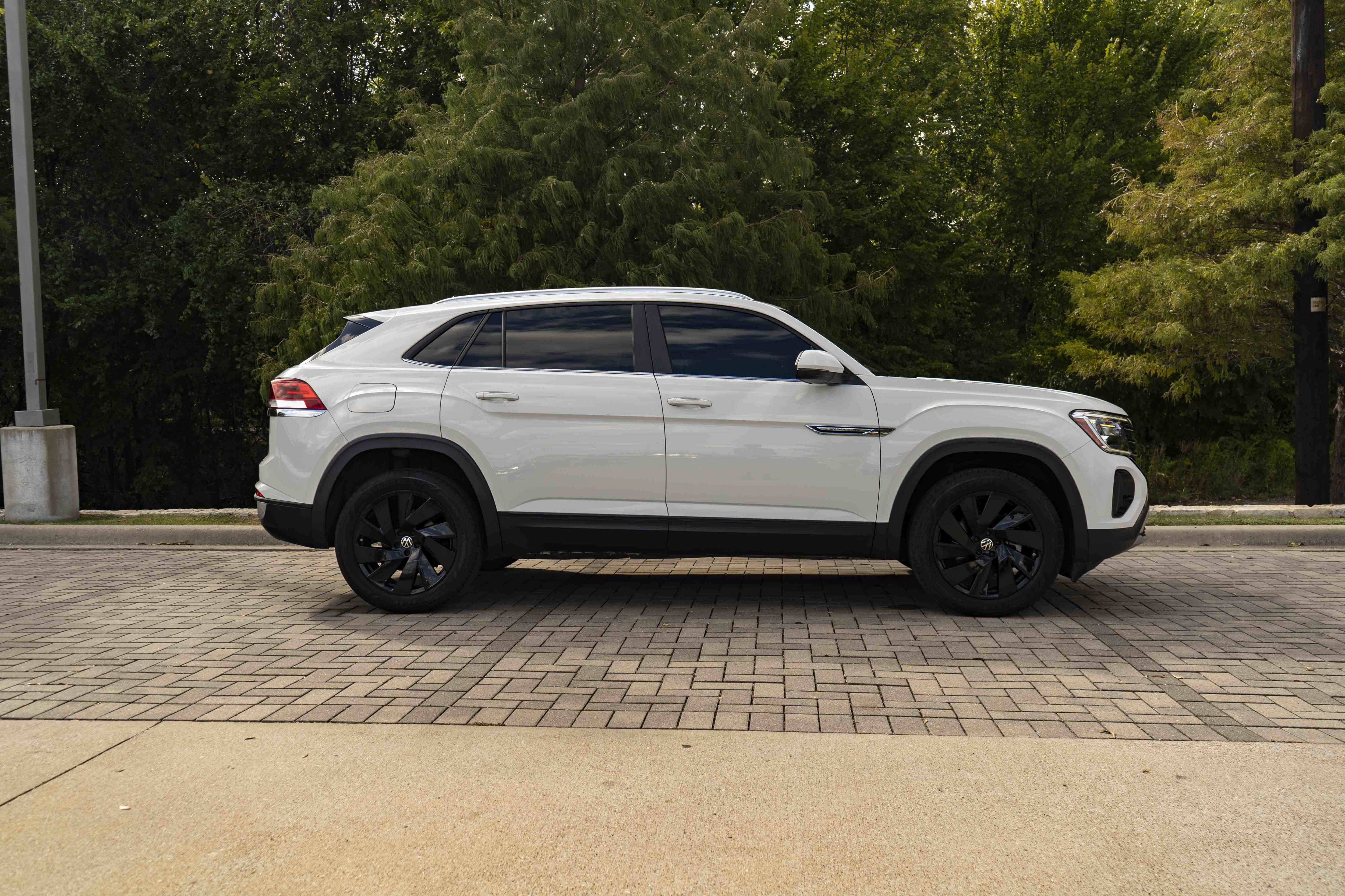Certified 2024 Volkswagen Atlas Cross Sport SE w/ Panoramic Sunroof Package FWD image 9