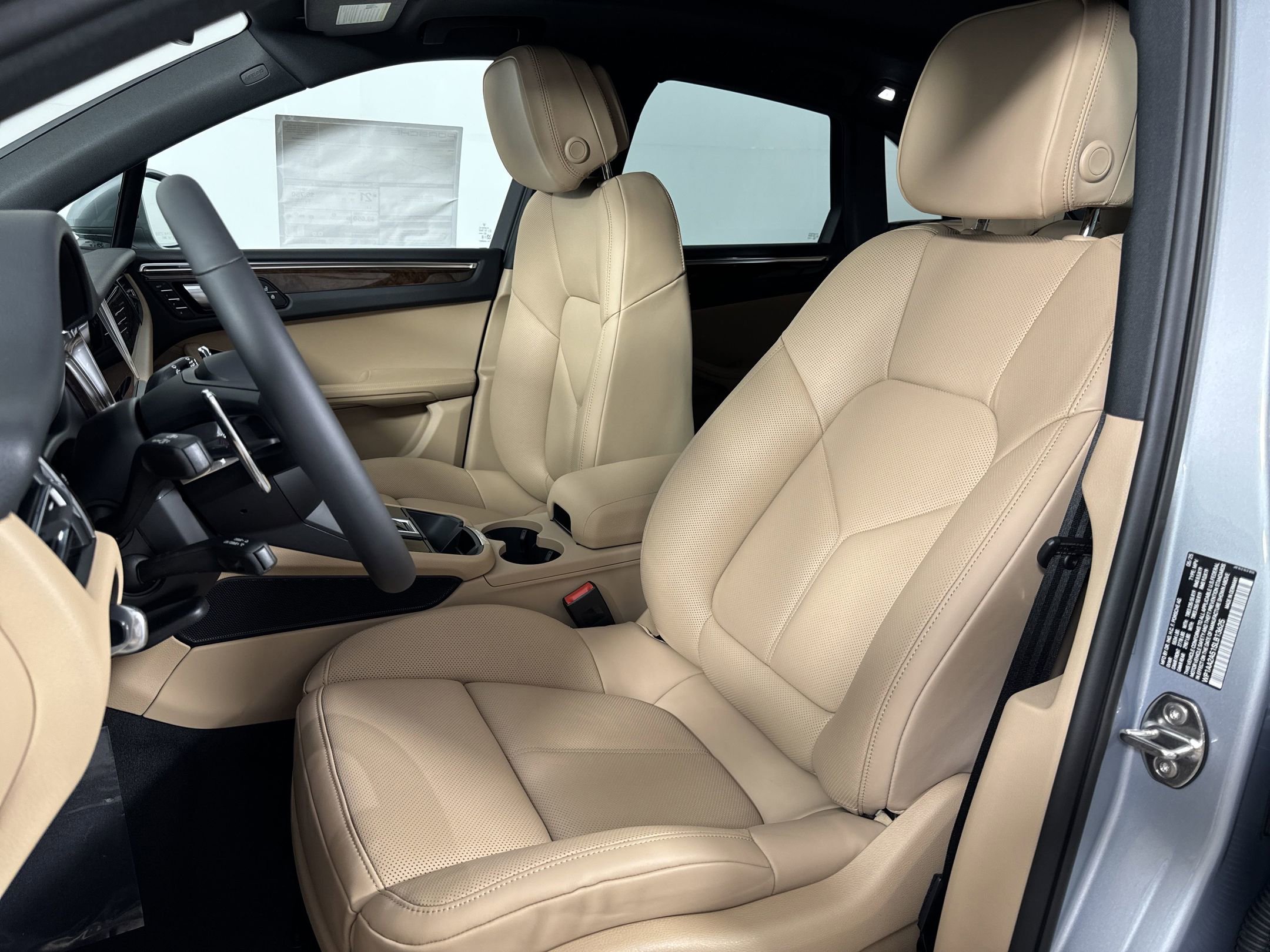 Certified 2025 Porsche Macan image 5