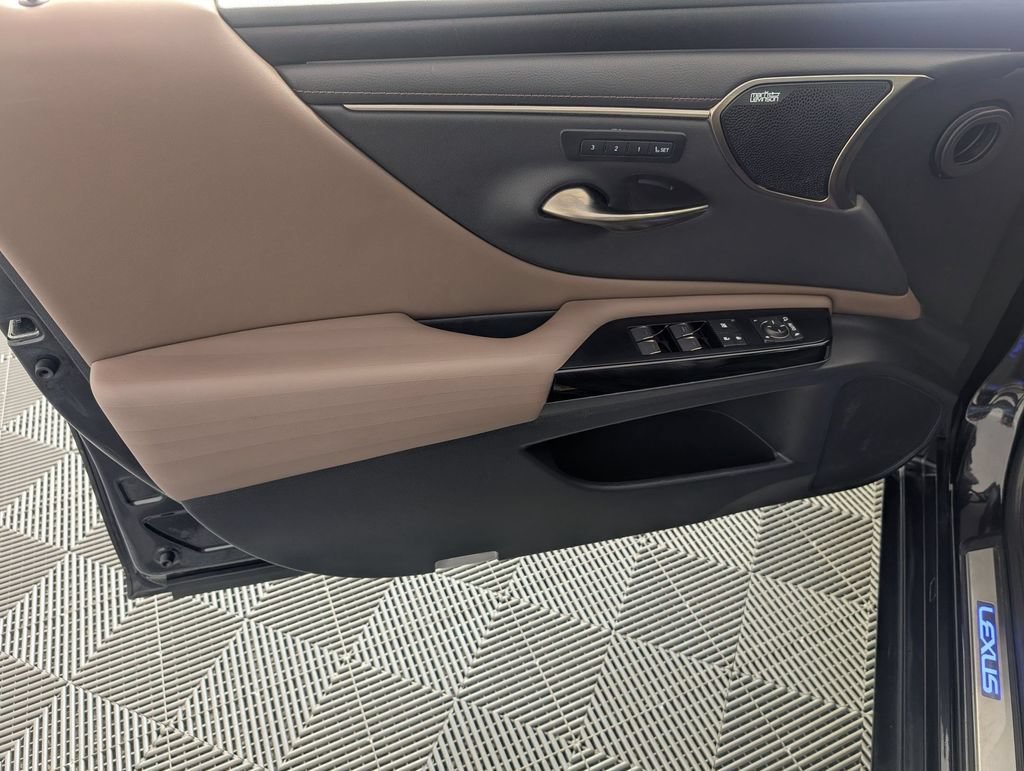 Used 2022 Lexus ES 300h Ultra Luxury w/ Protection Package (P3) FWD image 10