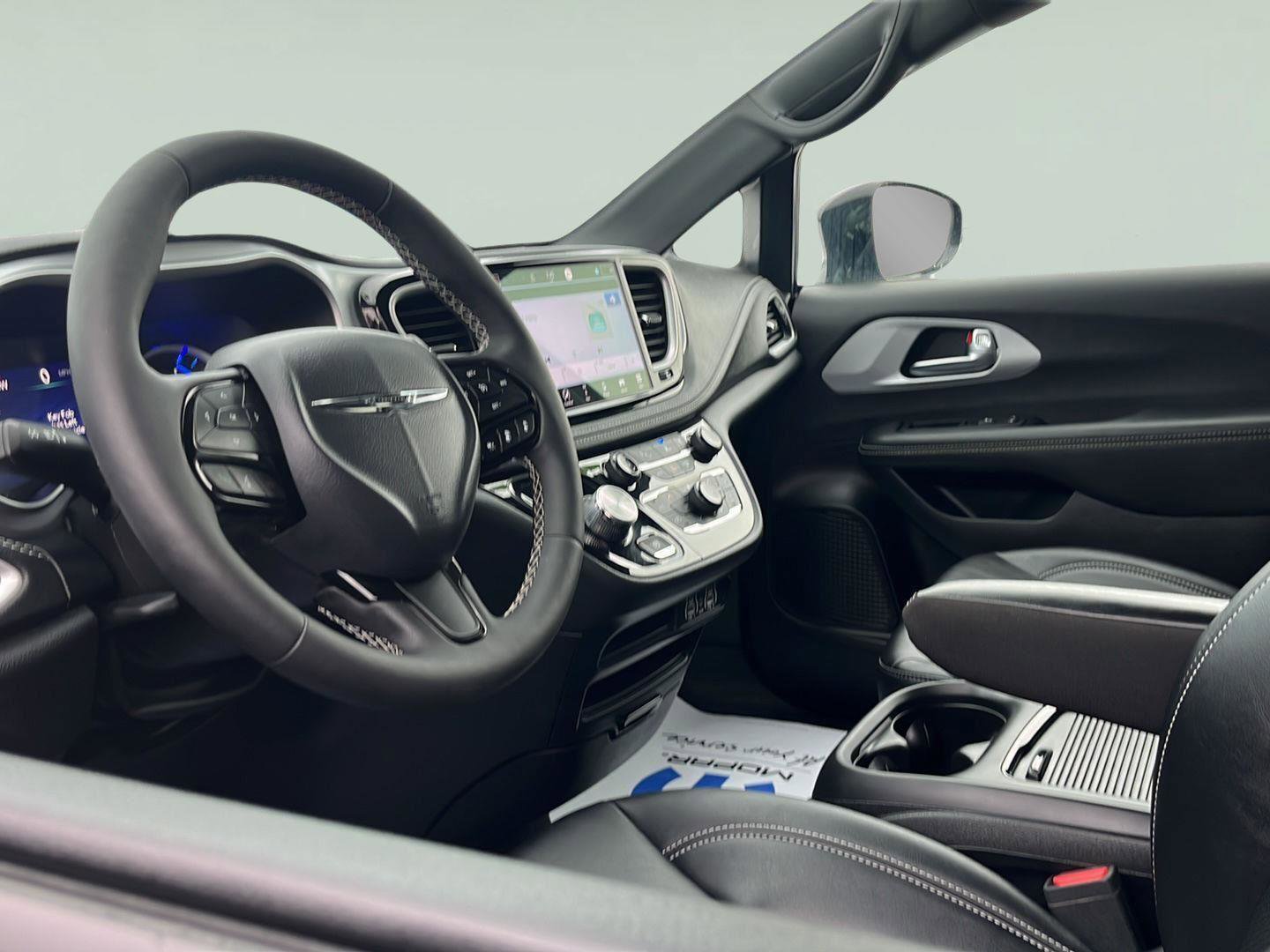 Used 2024 Chrysler Pacifica Limited image 13