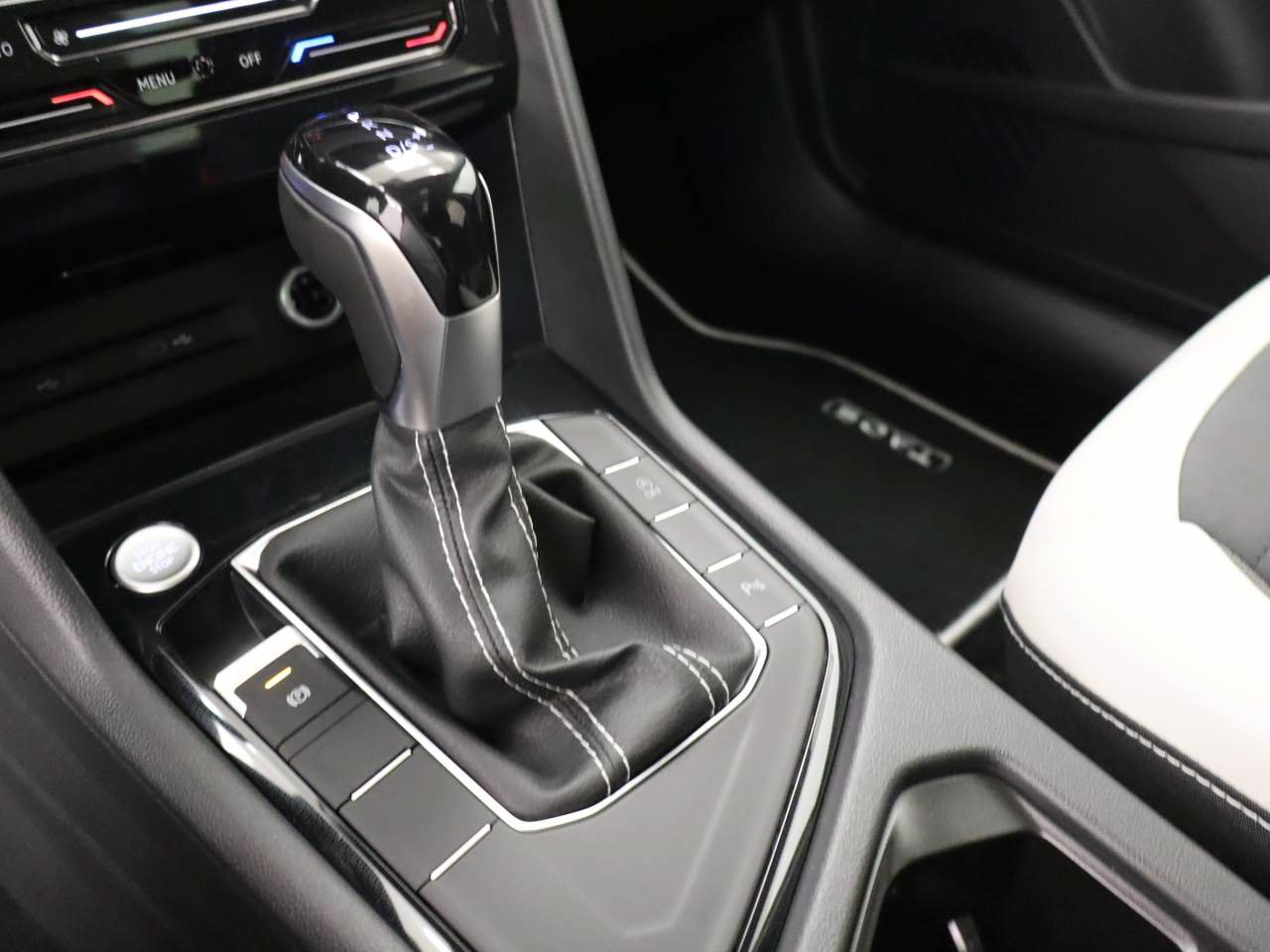 New 2026 Volkswagen Taos SE FWD image 8