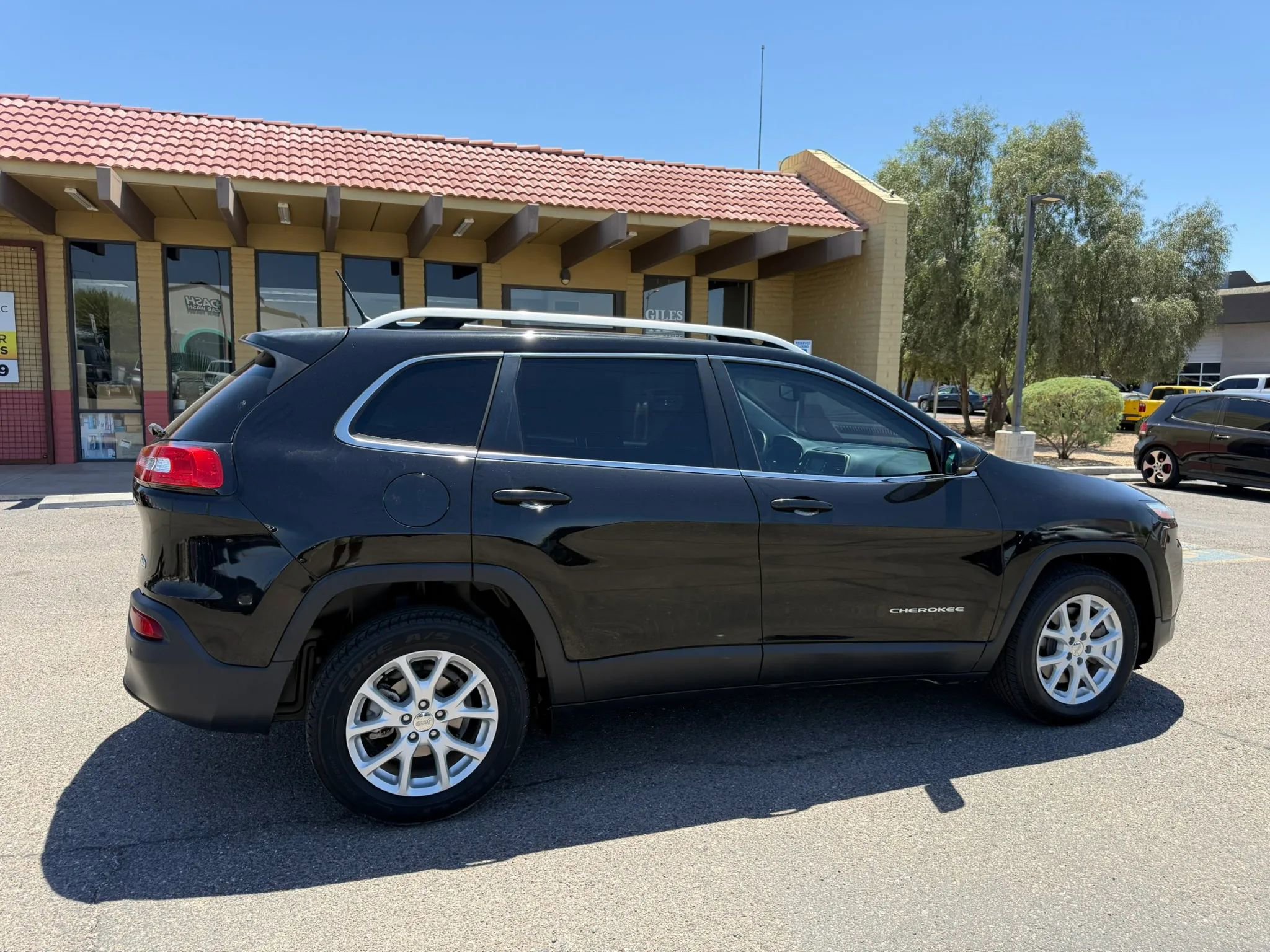 Used 2017 Jeep Cherokee Latitude w/ Safety/Convenience Group FWD image 11