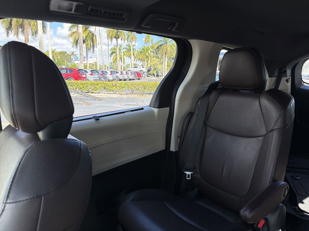 Used 2024 Toyota Sienna Platinum image 11