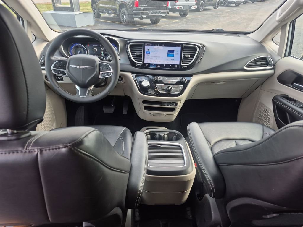Used 2024 Chrysler Pacifica Touring-L FWD image 14