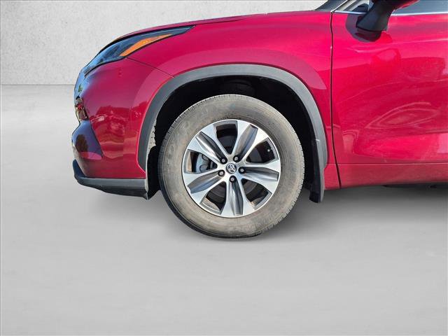 Used 2022 Toyota Highlander XLE FWD image 9