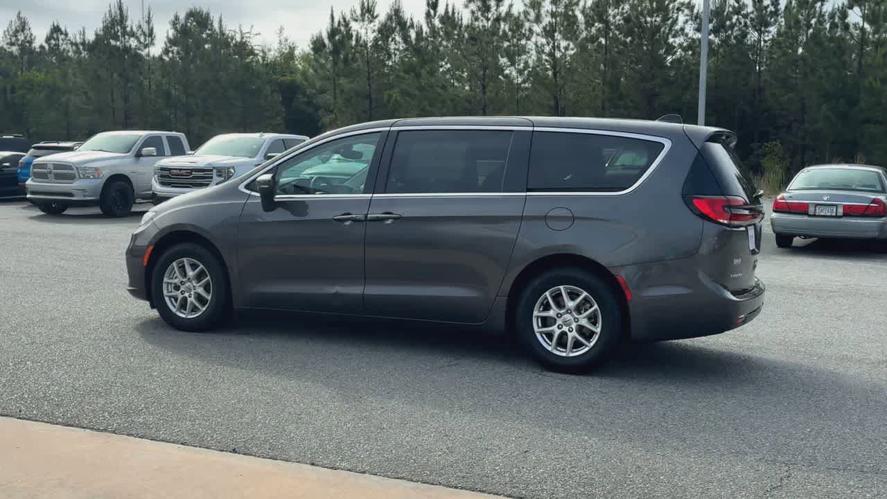 Used 2023 Chrysler Pacifica Touring-L FWD image 6