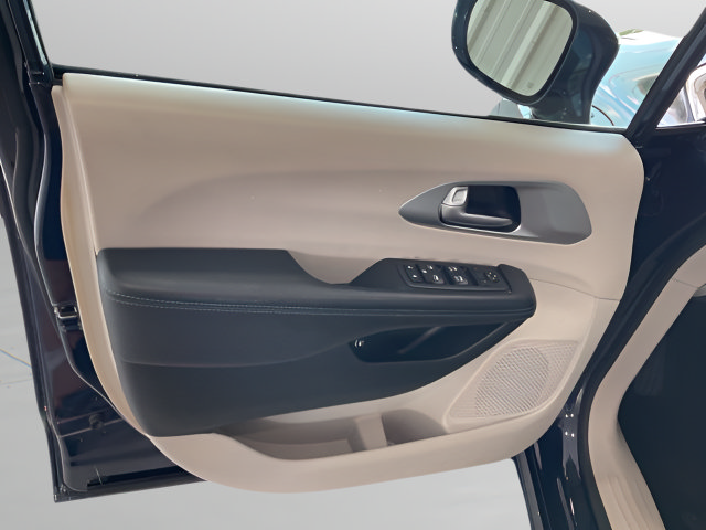 Used 2018 Chrysler Pacifica Touring Plus FWD image 9