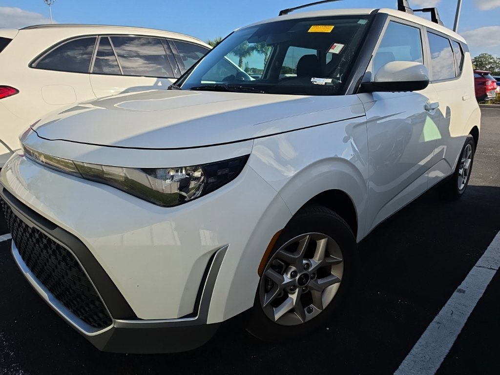 Certified 2023 Kia Soul LX w/ LX Technology Package FWD image 6