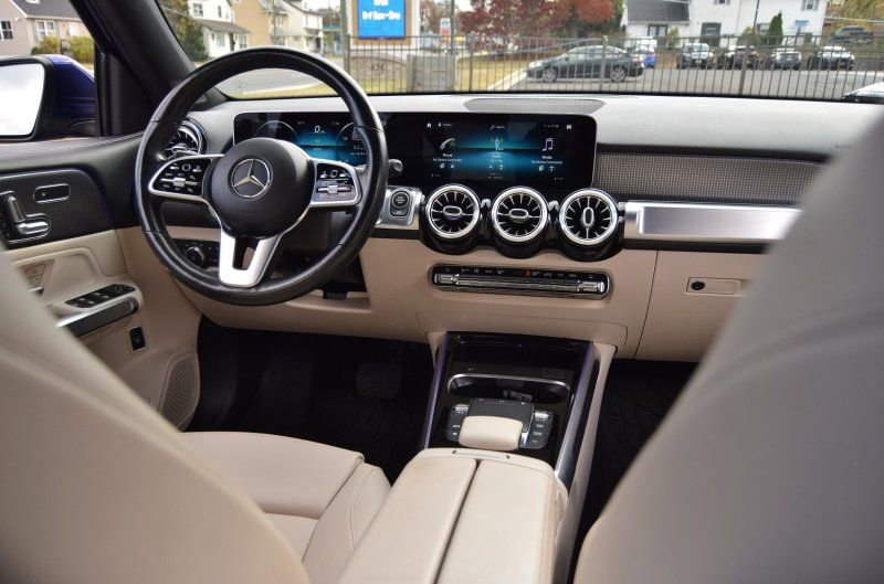 Used 2021 Mercedes-Benz GLB 250 4MATIC w/ Premium Package image 21