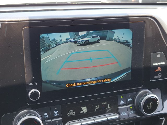 Used 2025 Toyota Highlander LE FWD image 12