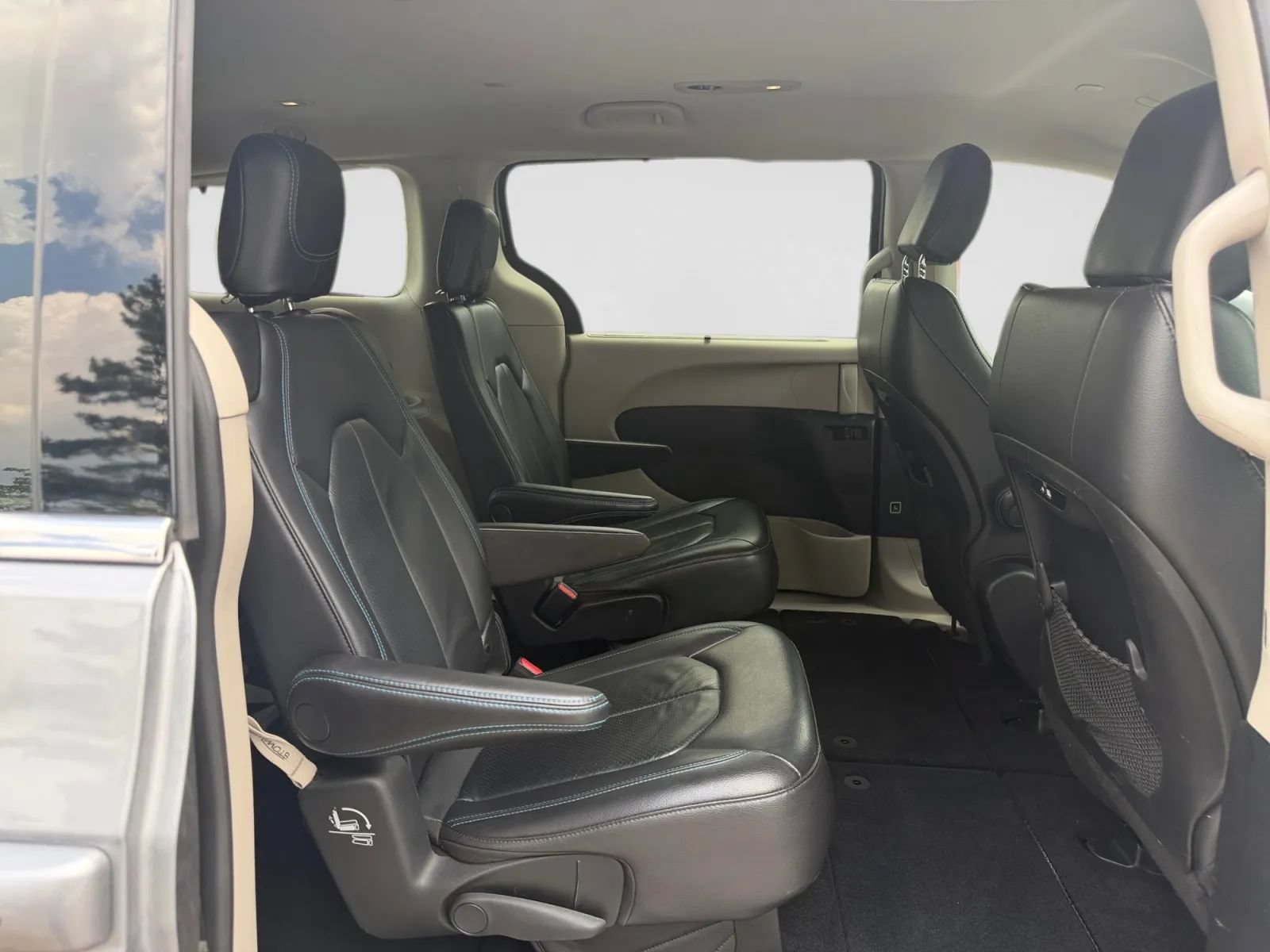 Used 2021 Chrysler Pacifica Touring-L FWD image 29