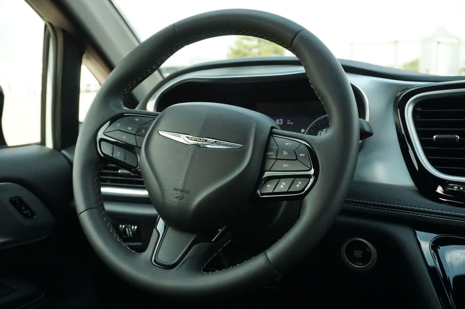 Used 2025 Chrysler Pacifica Limited FWD image 16