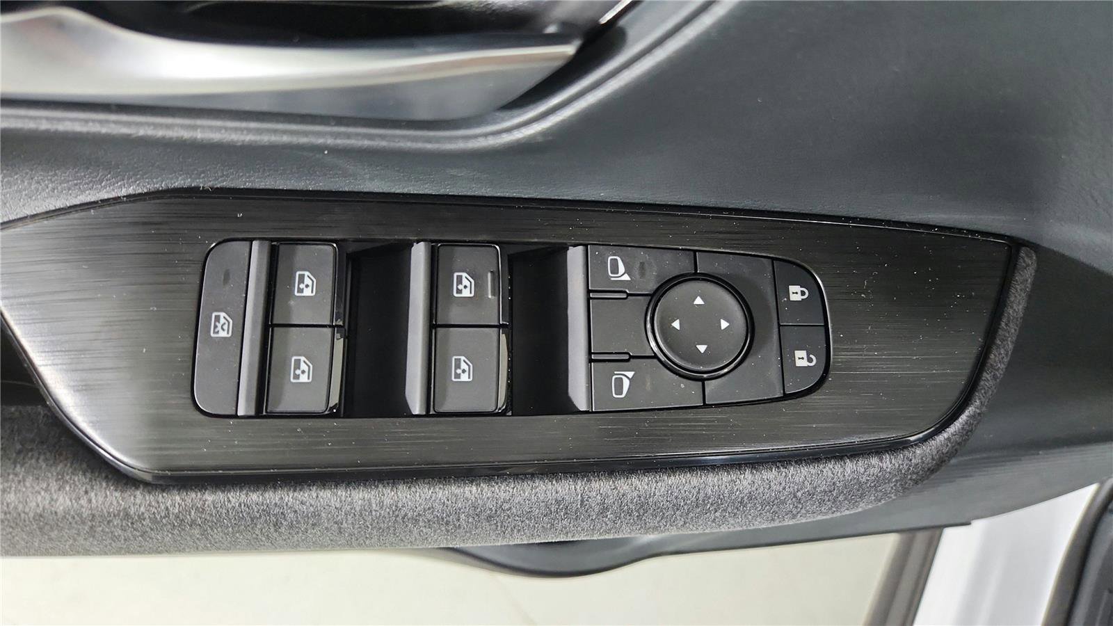 Used 2025 Nissan Kicks SV image 26