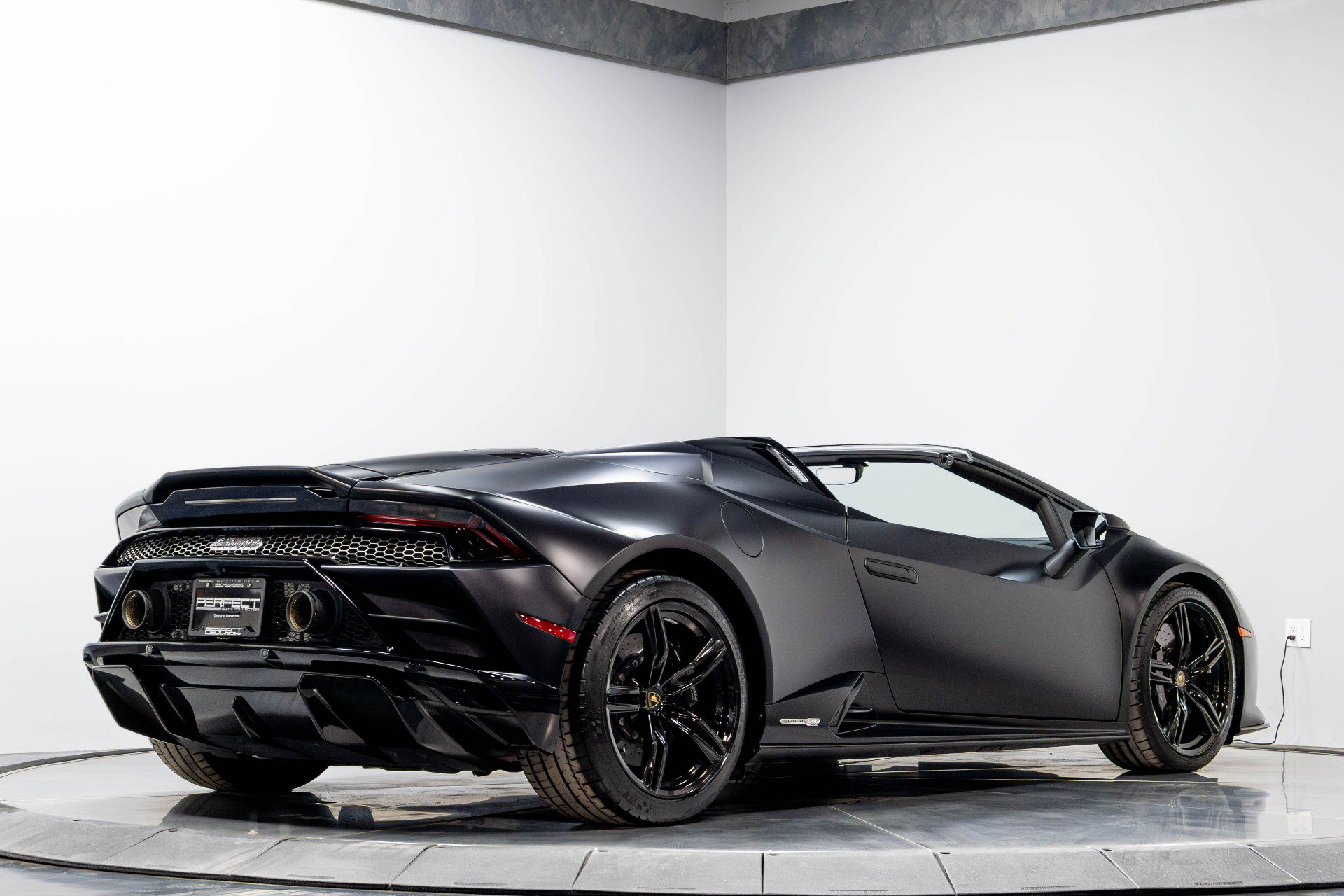 Used 2021 Lamborghini Huracan EVO RWD image 18