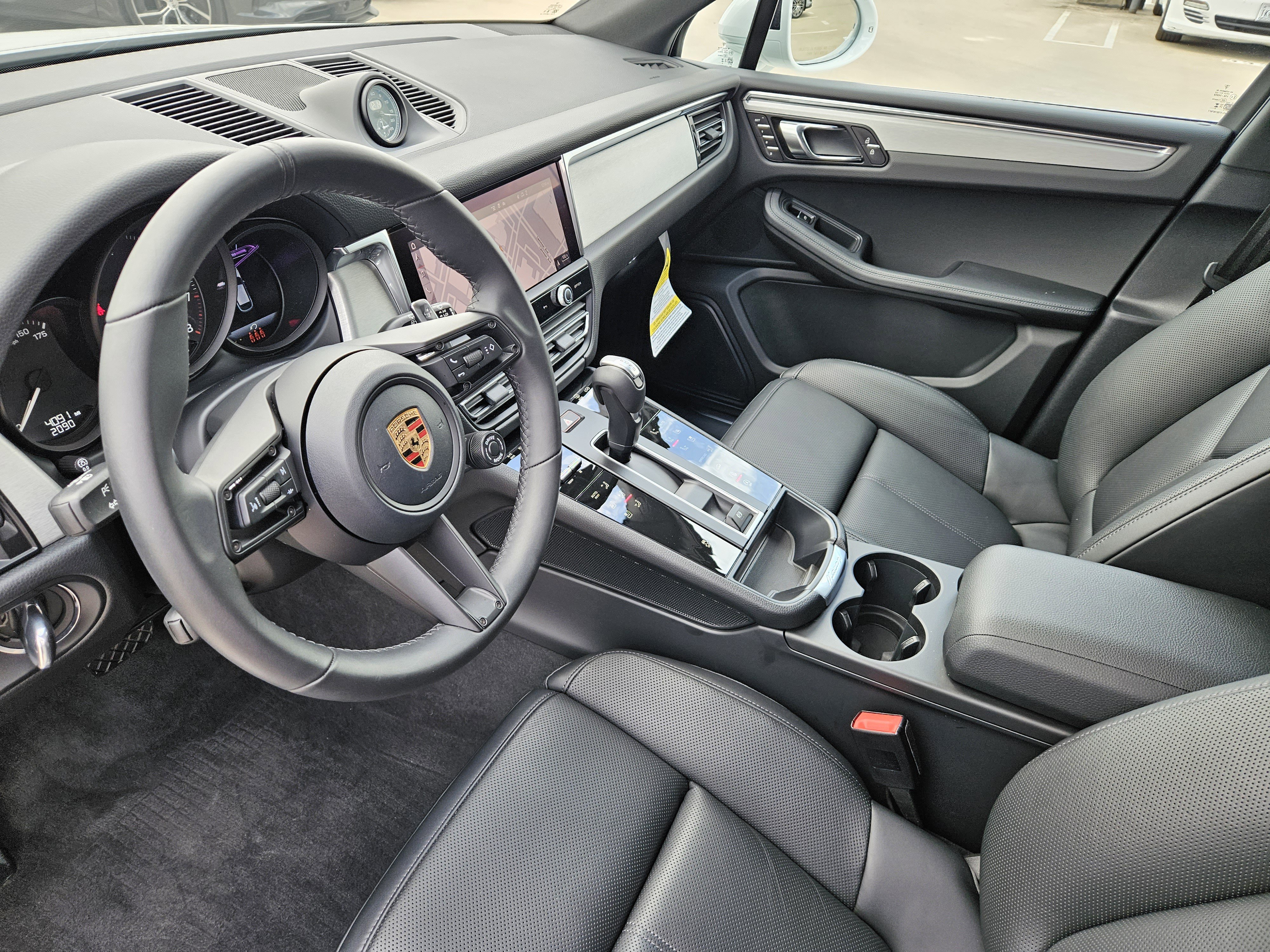 Certified 2026 Porsche Macan AWD/4WD image 4
